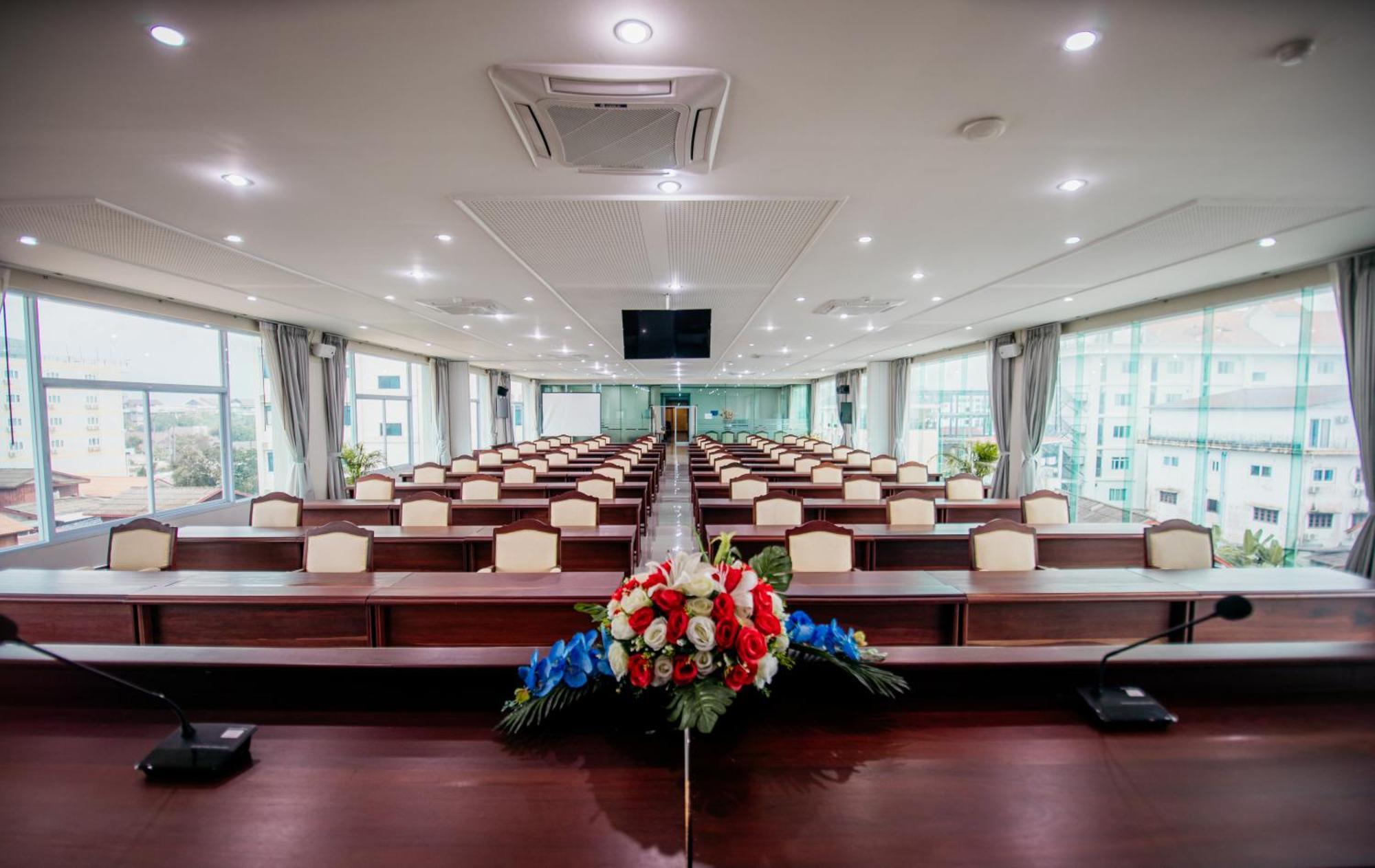 Sisombat Plaza Hotel Vang Vieng Exterior photo