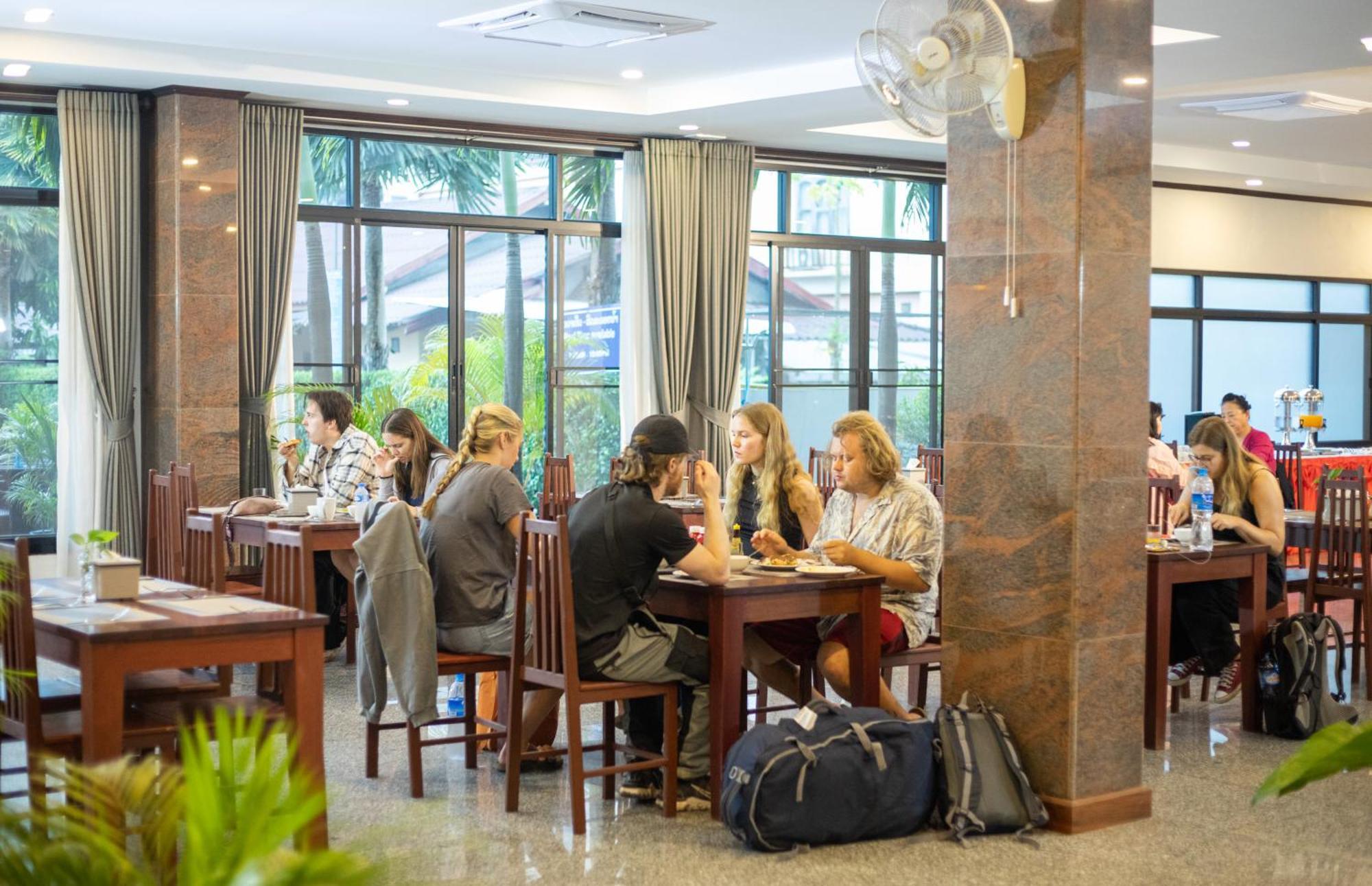 Sisombat Plaza Hotel Vang Vieng Exterior photo