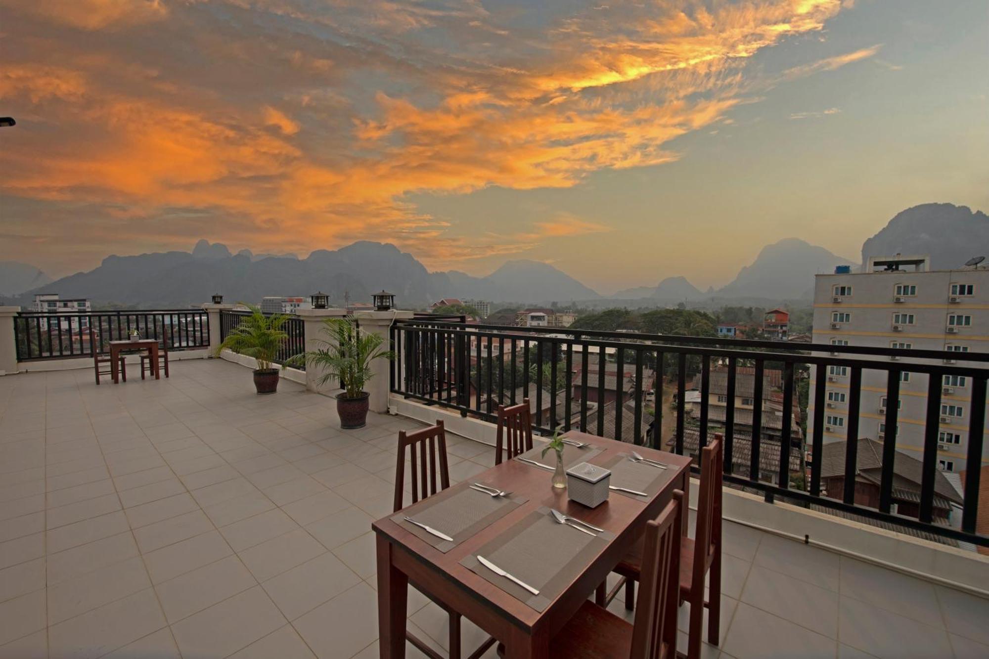 Sisombat Plaza Hotel Vang Vieng Exterior photo