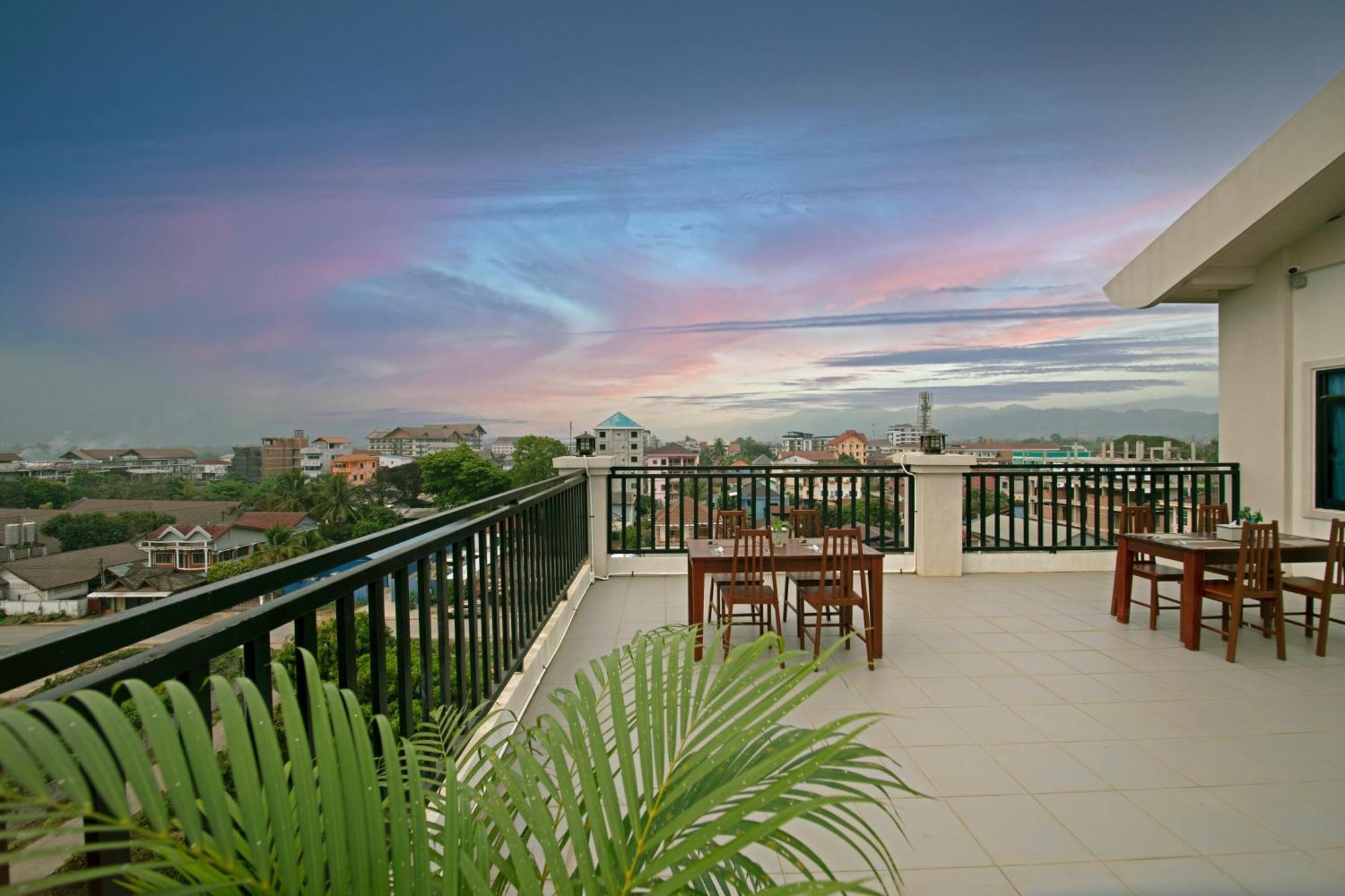Sisombat Plaza Hotel Vang Vieng Exterior photo
