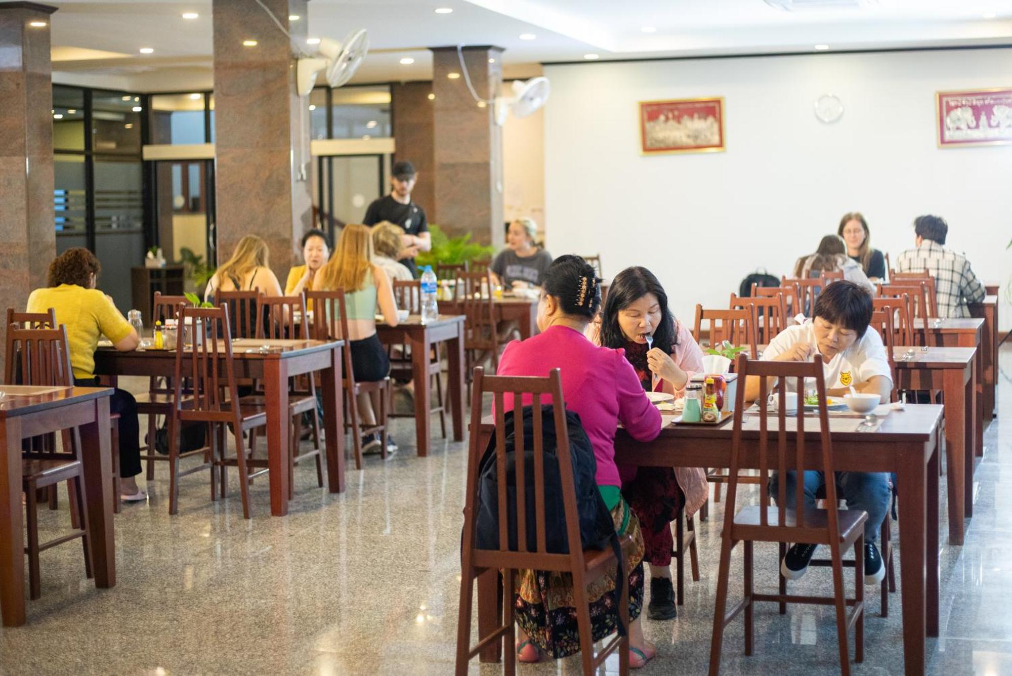 Sisombat Plaza Hotel Vang Vieng Exterior photo