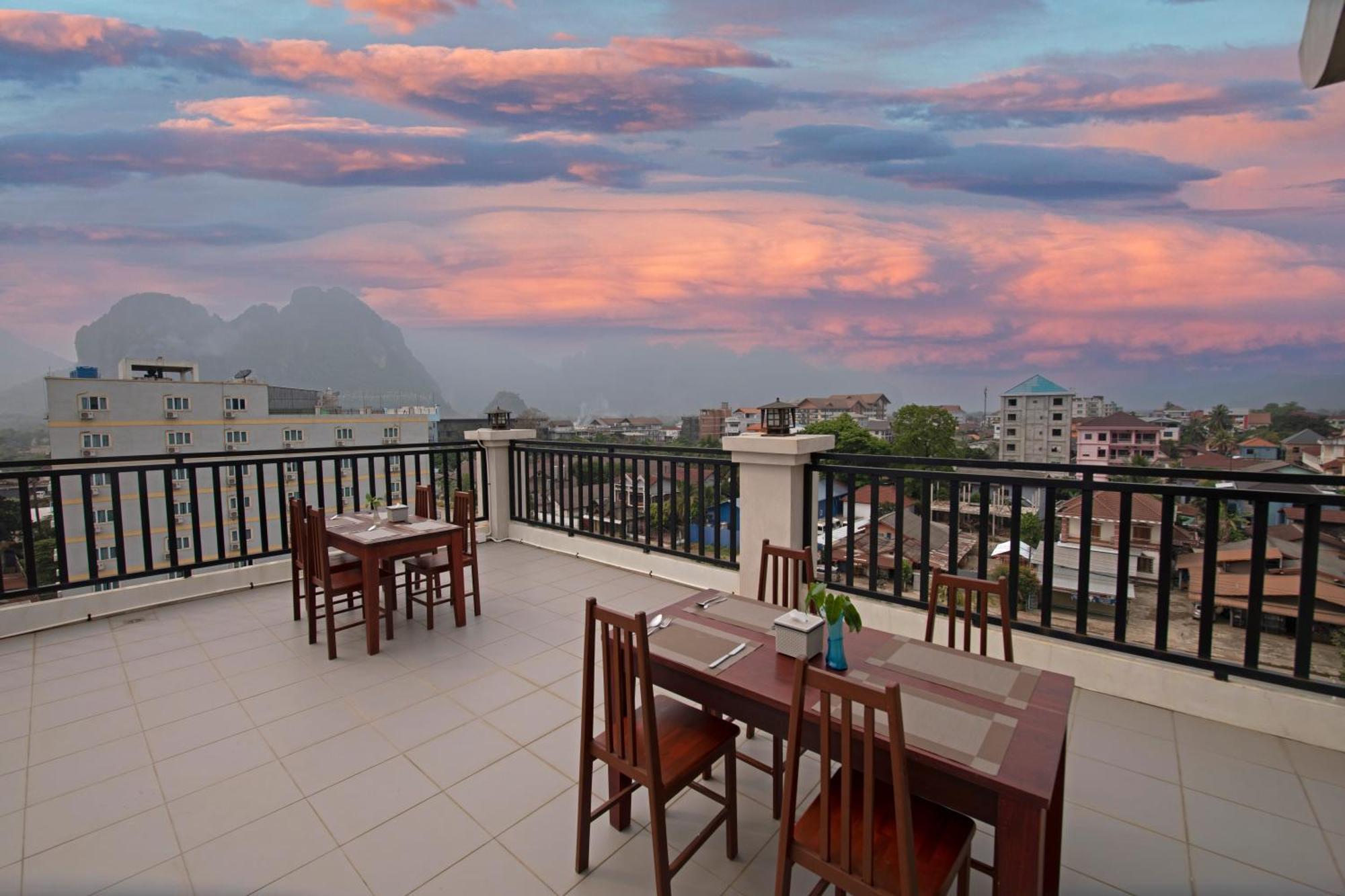 Sisombat Plaza Hotel Vang Vieng Exterior photo