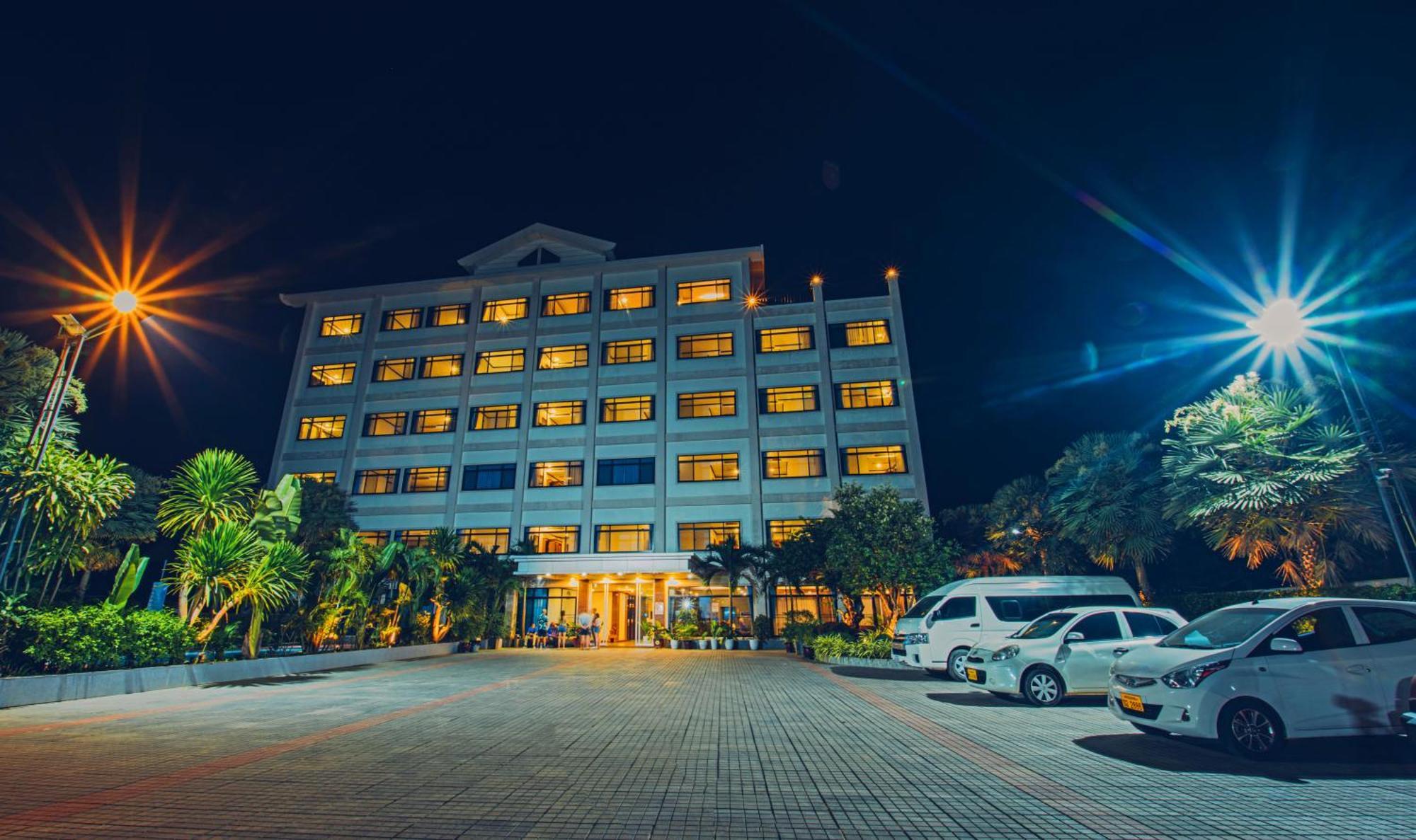Sisombat Plaza Hotel Vang Vieng Exterior photo