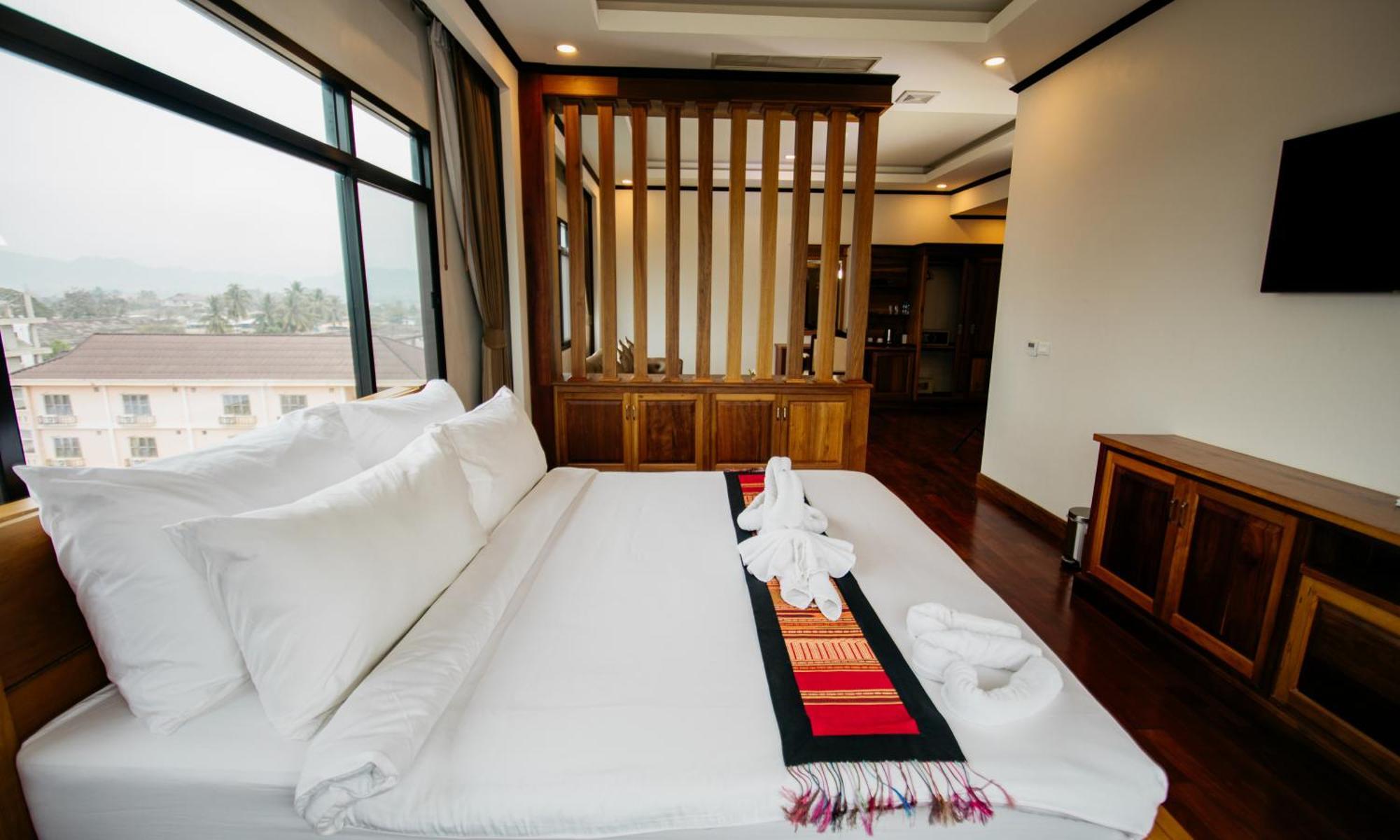 Sisombat Plaza Hotel Vang Vieng Exterior photo