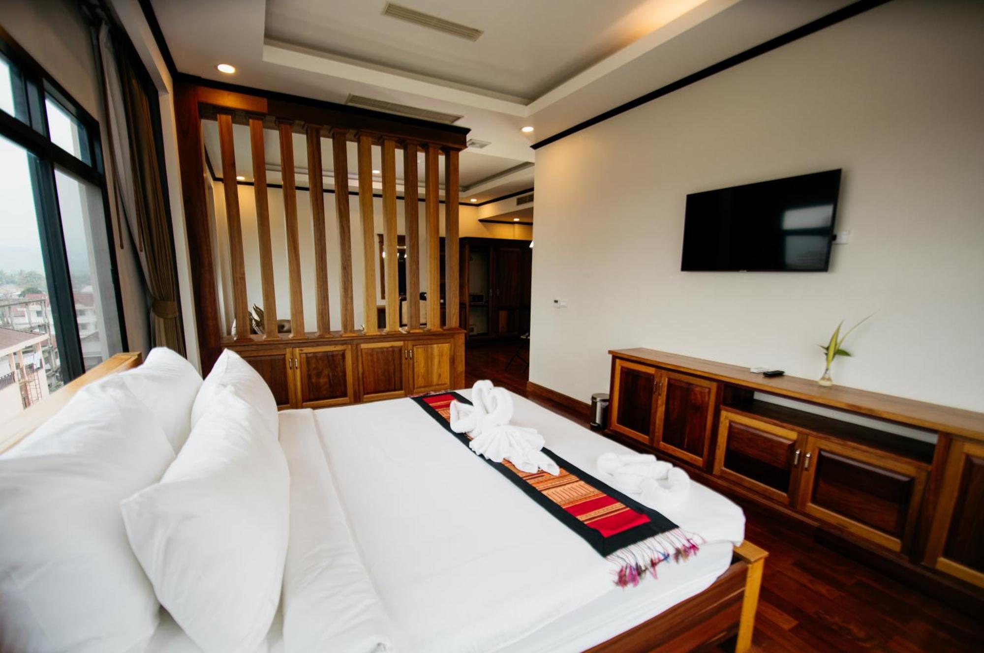 Sisombat Plaza Hotel Vang Vieng Exterior photo