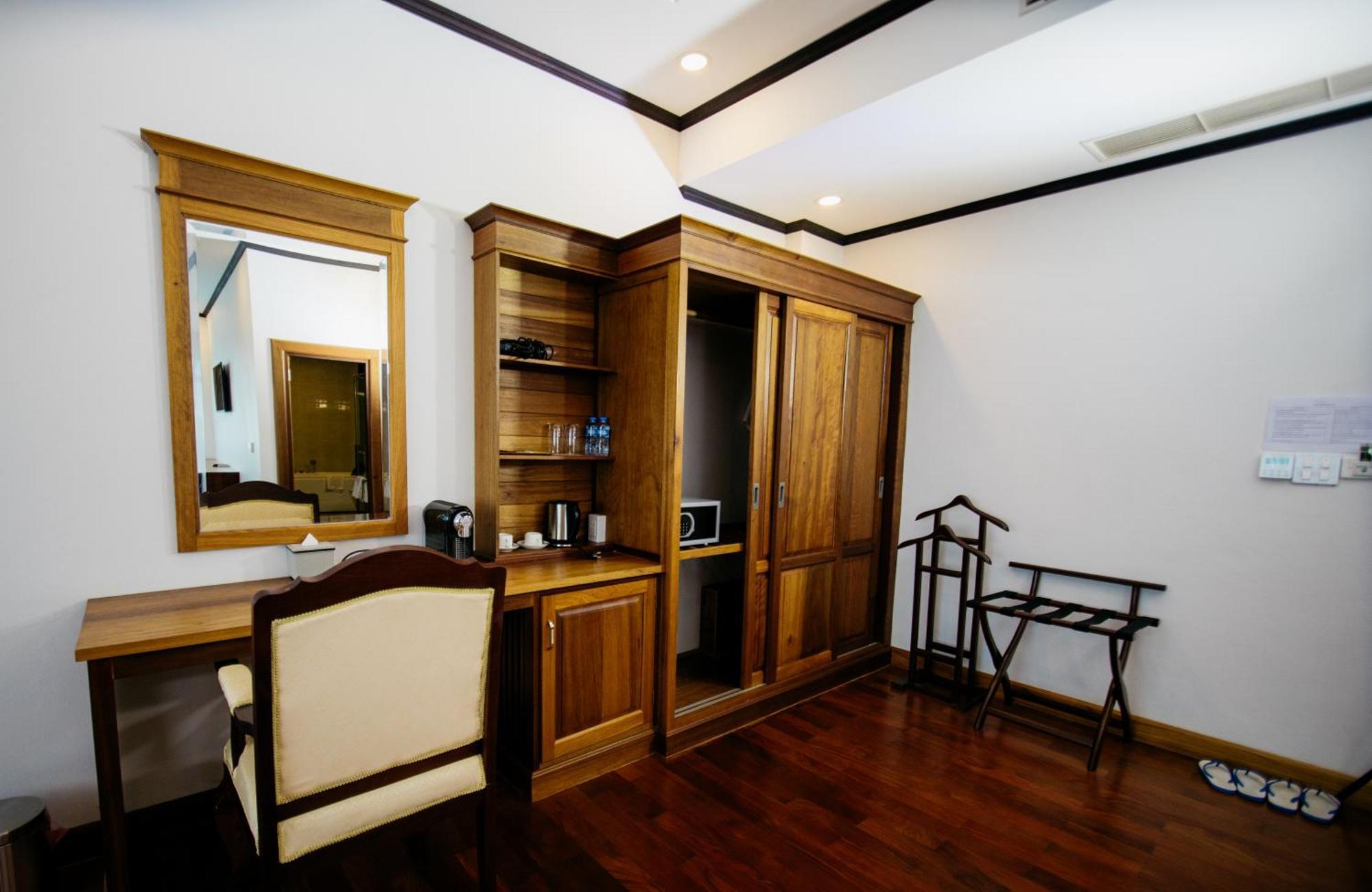 Sisombat Plaza Hotel Vang Vieng Exterior photo