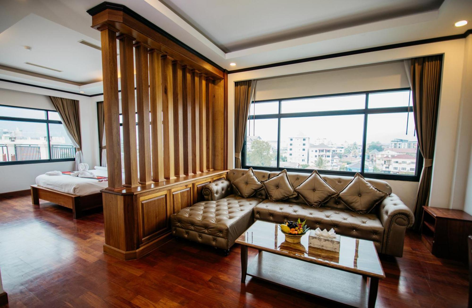 Sisombat Plaza Hotel Vang Vieng Exterior photo