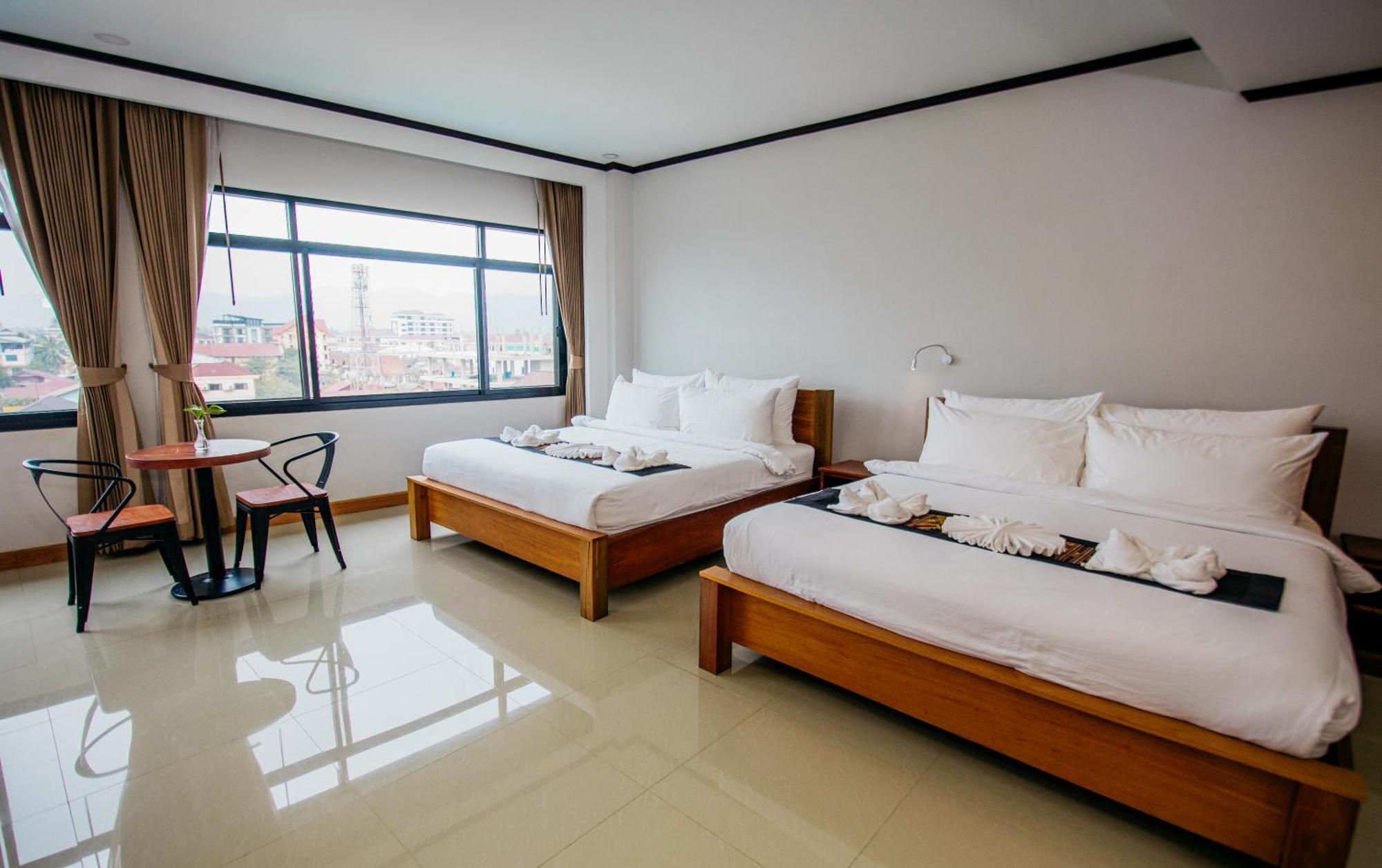 Sisombat Plaza Hotel Vang Vieng Exterior photo