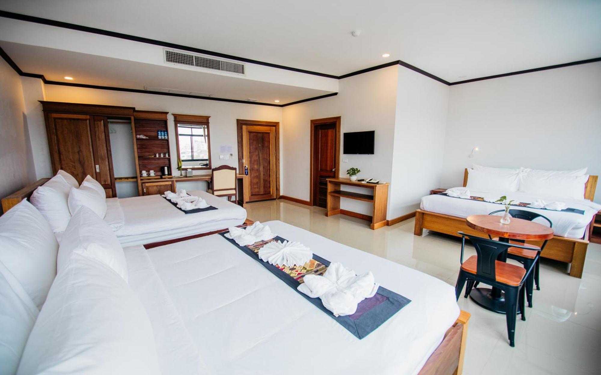 Sisombat Plaza Hotel Vang Vieng Exterior photo