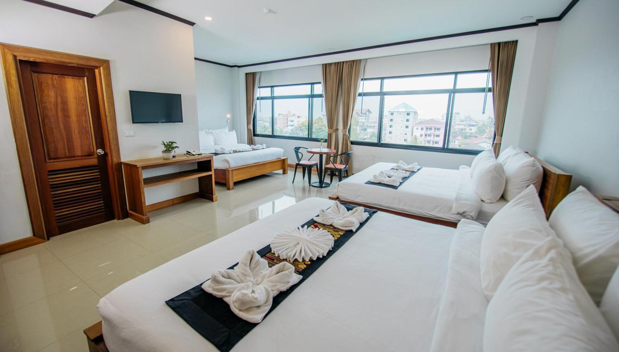 Sisombat Plaza Hotel Vang Vieng Exterior photo