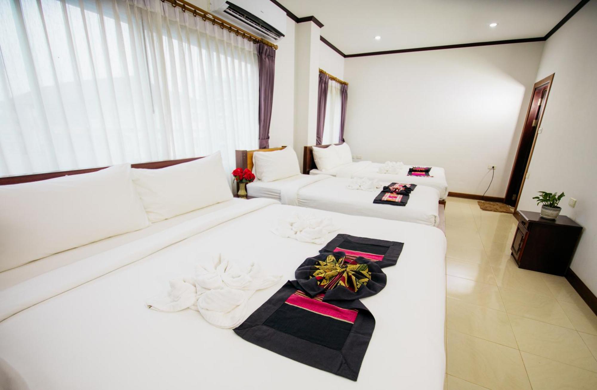 Sisombat Plaza Hotel Vang Vieng Exterior photo