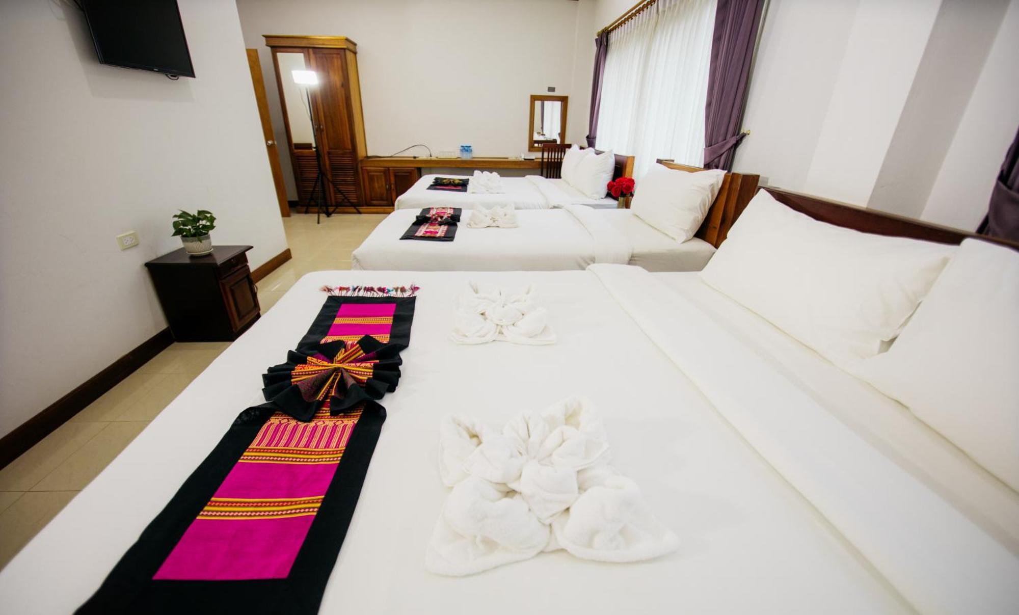 Sisombat Plaza Hotel Vang Vieng Exterior photo