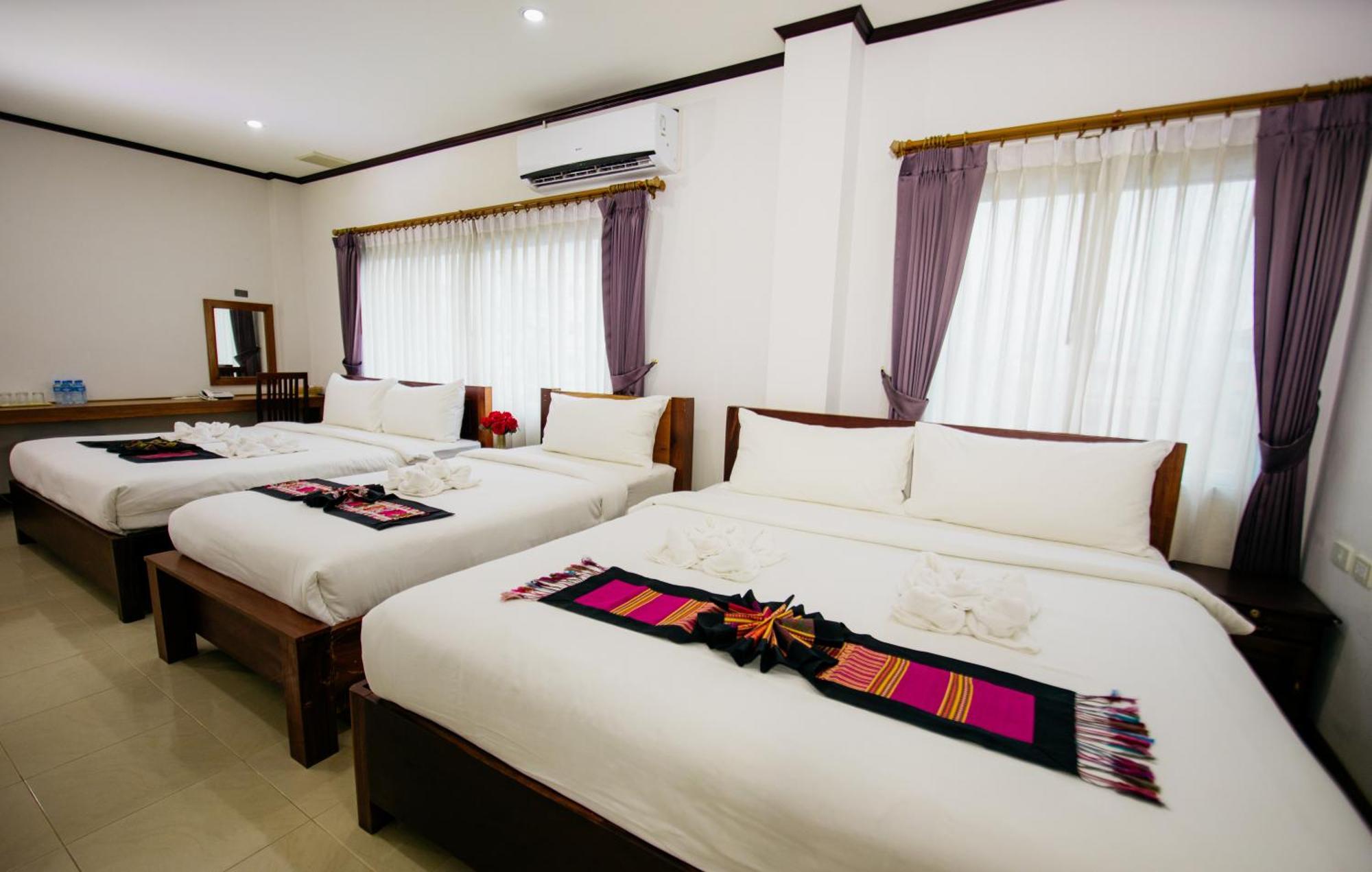 Sisombat Plaza Hotel Vang Vieng Exterior photo