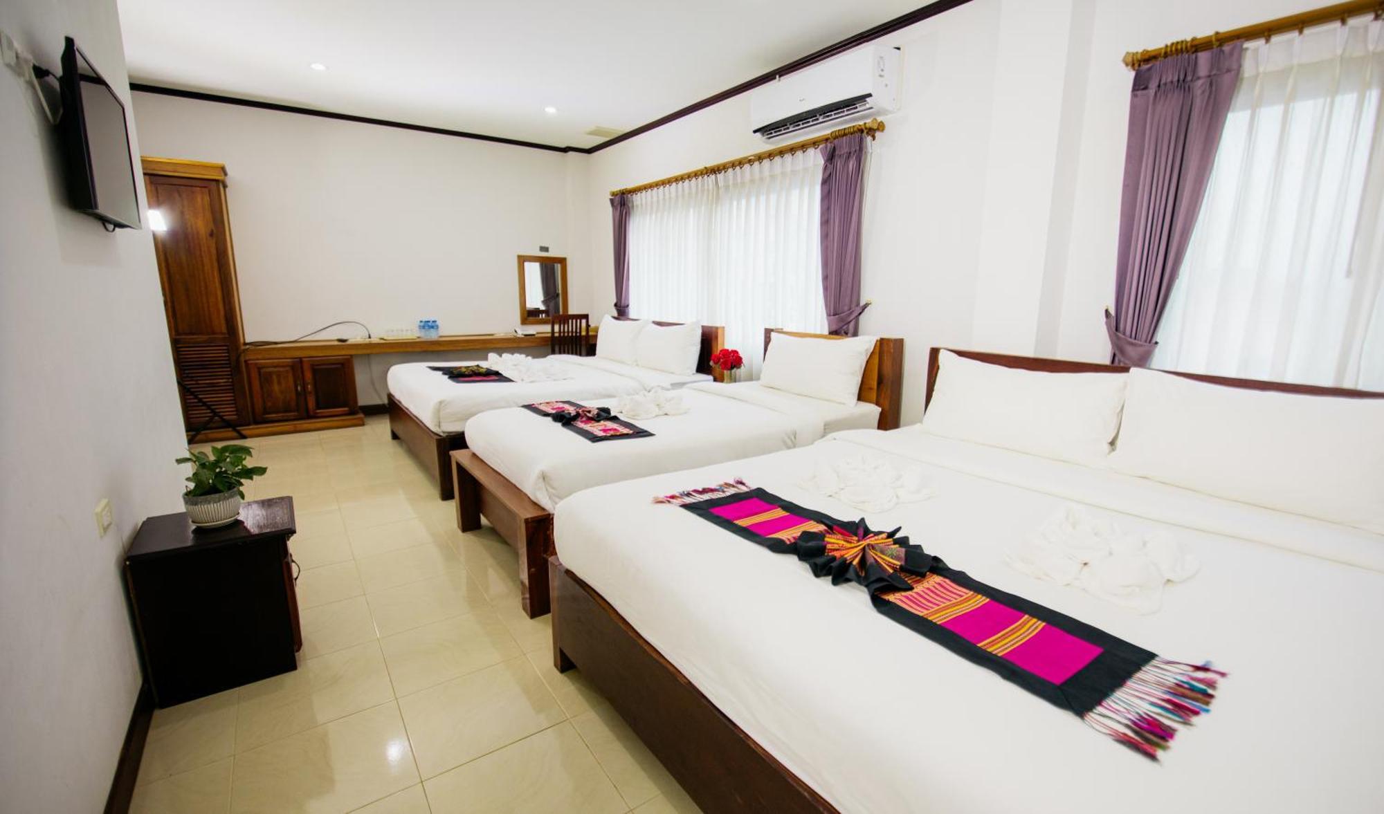Sisombat Plaza Hotel Vang Vieng Exterior photo