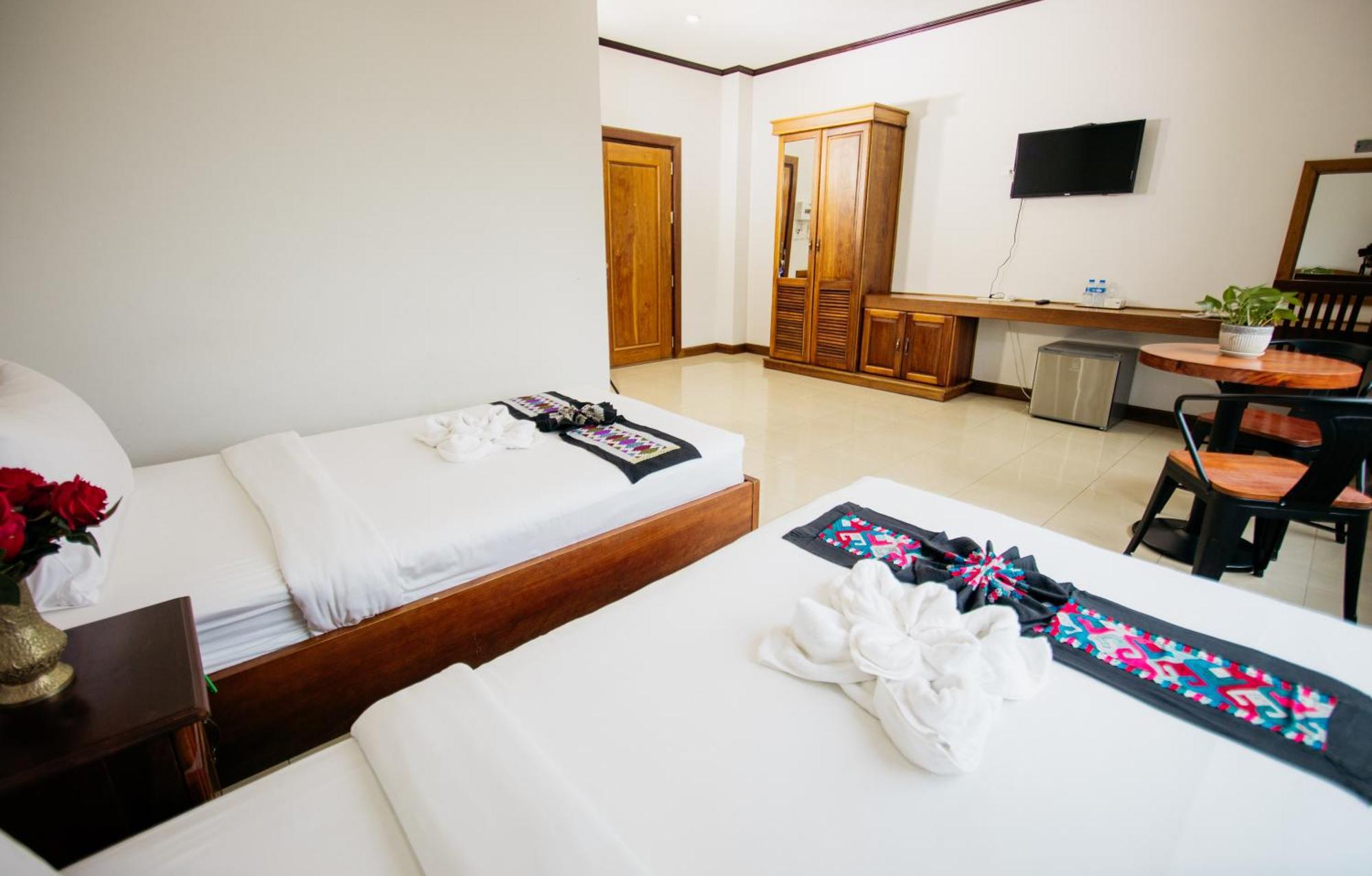 Sisombat Plaza Hotel Vang Vieng Exterior photo