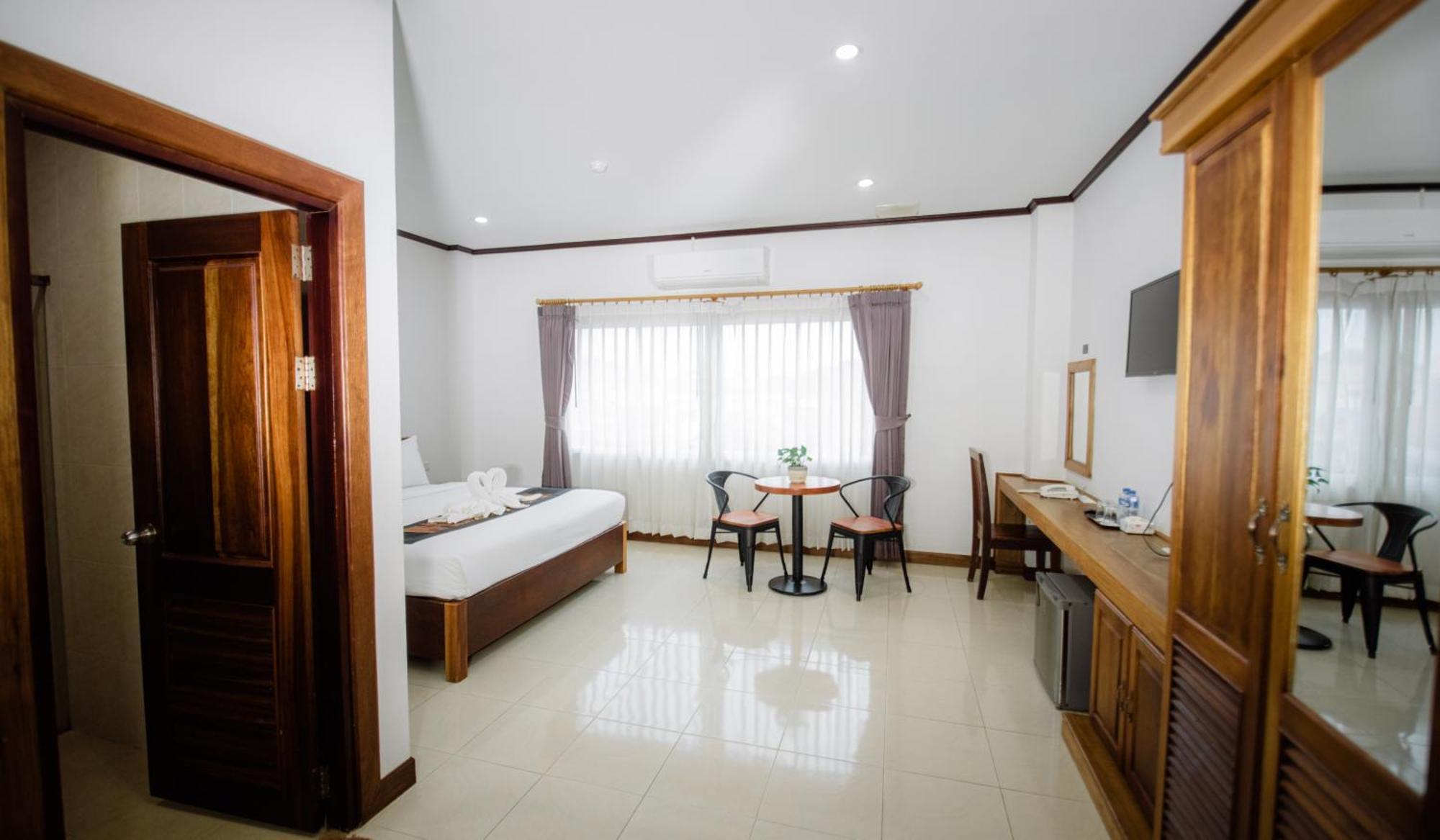 Sisombat Plaza Hotel Vang Vieng Exterior photo