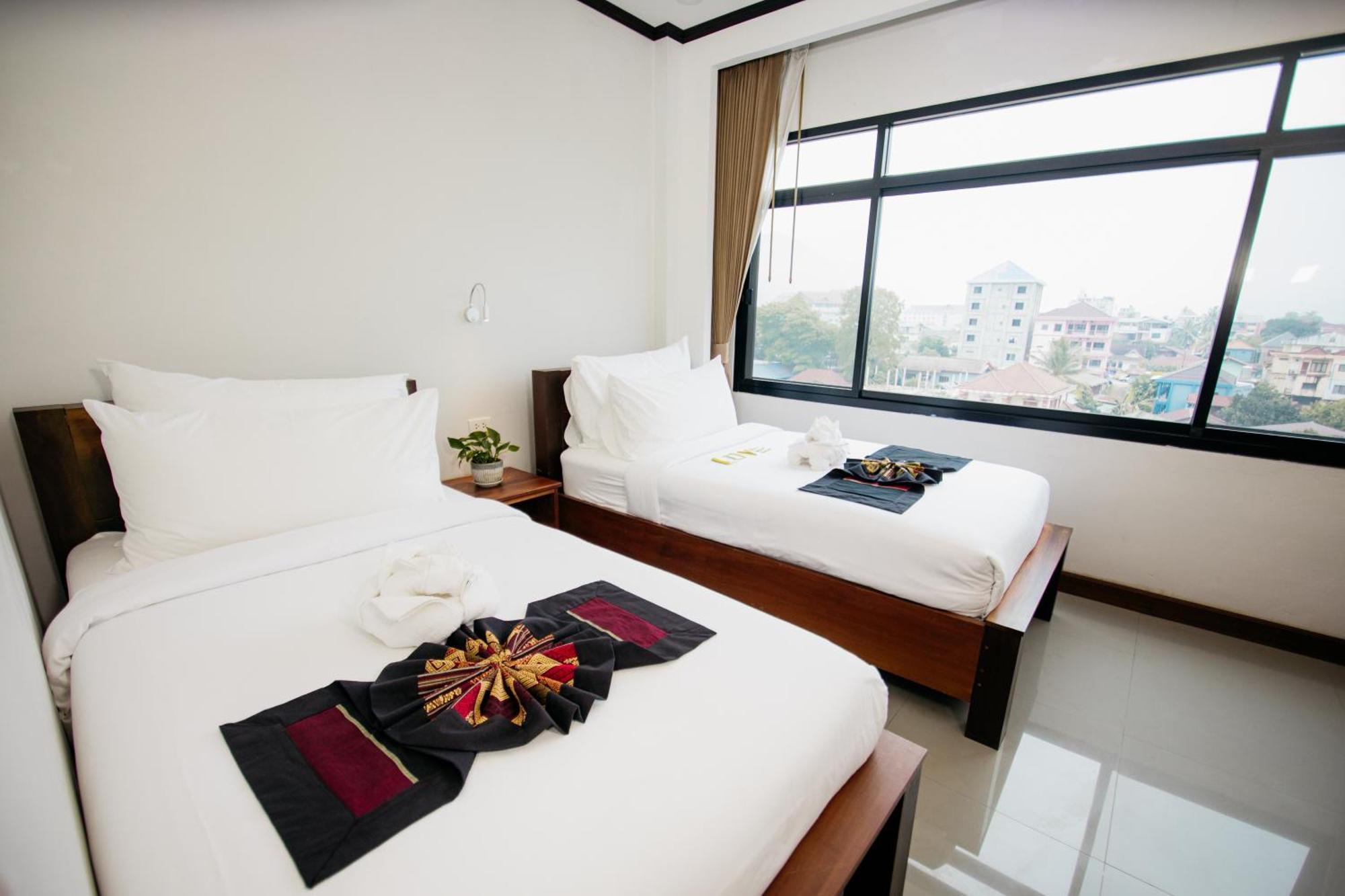 Sisombat Plaza Hotel Vang Vieng Exterior photo