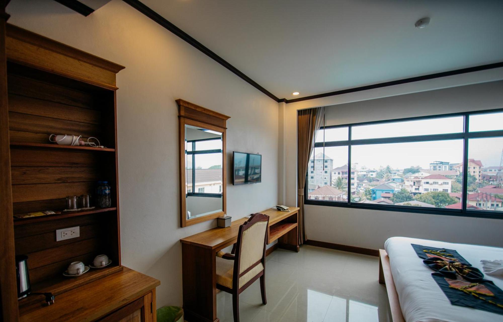 Sisombat Plaza Hotel Vang Vieng Exterior photo
