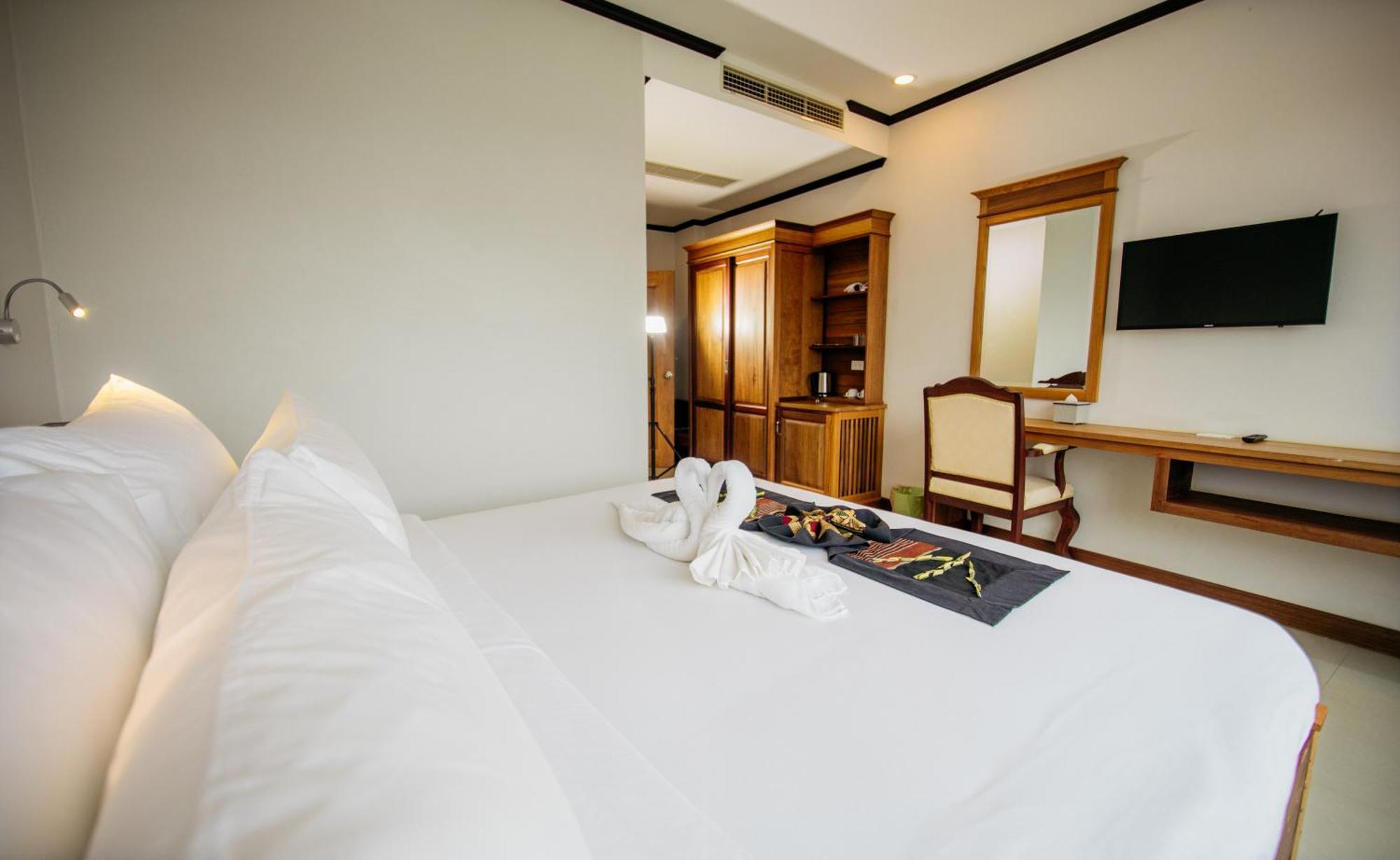 Sisombat Plaza Hotel Vang Vieng Exterior photo