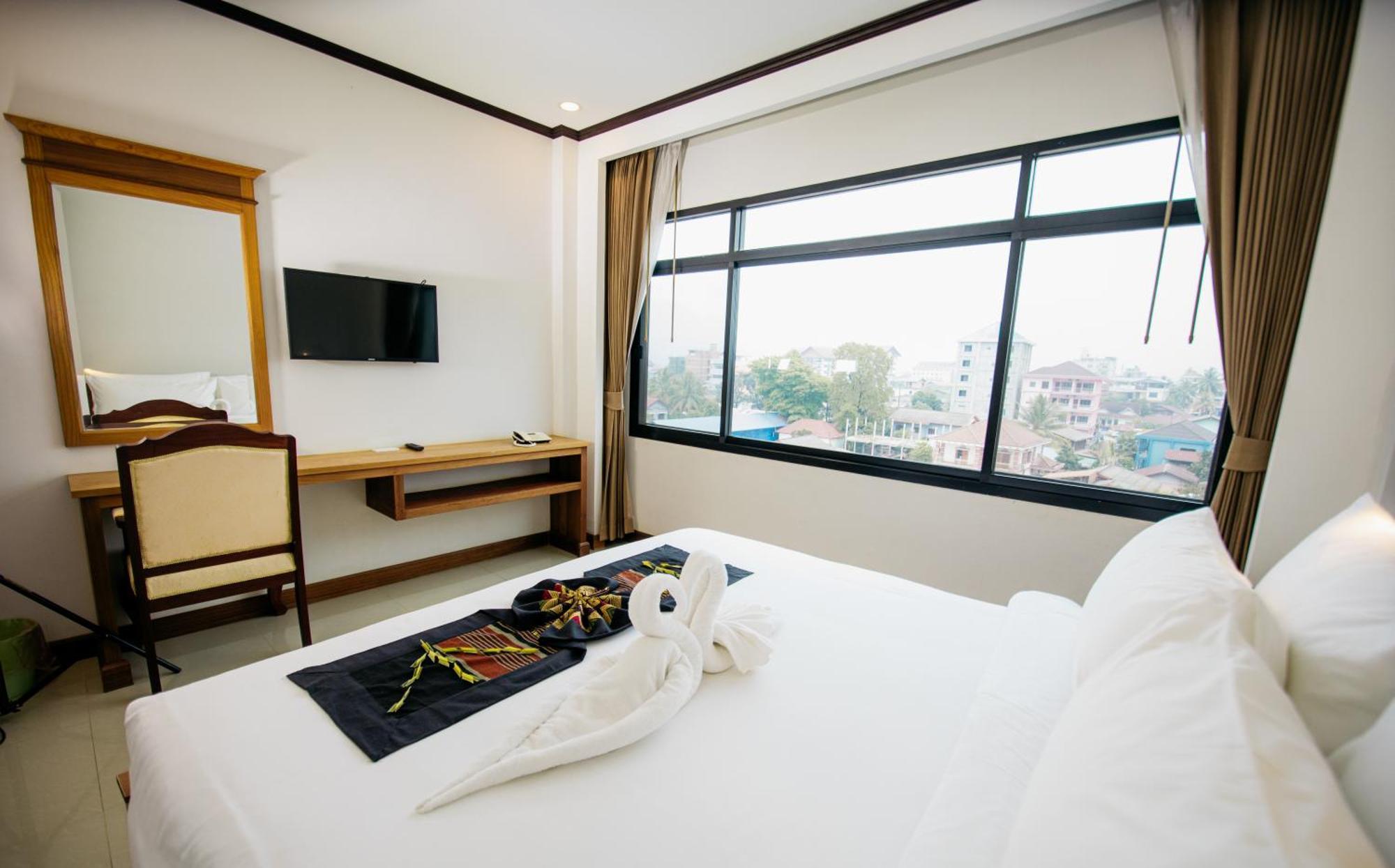 Sisombat Plaza Hotel Vang Vieng Exterior photo