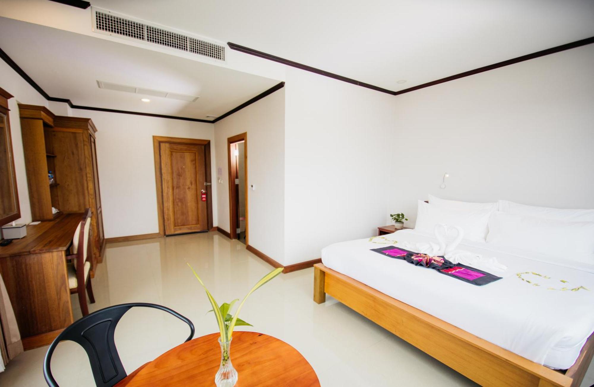 Sisombat Plaza Hotel Vang Vieng Exterior photo