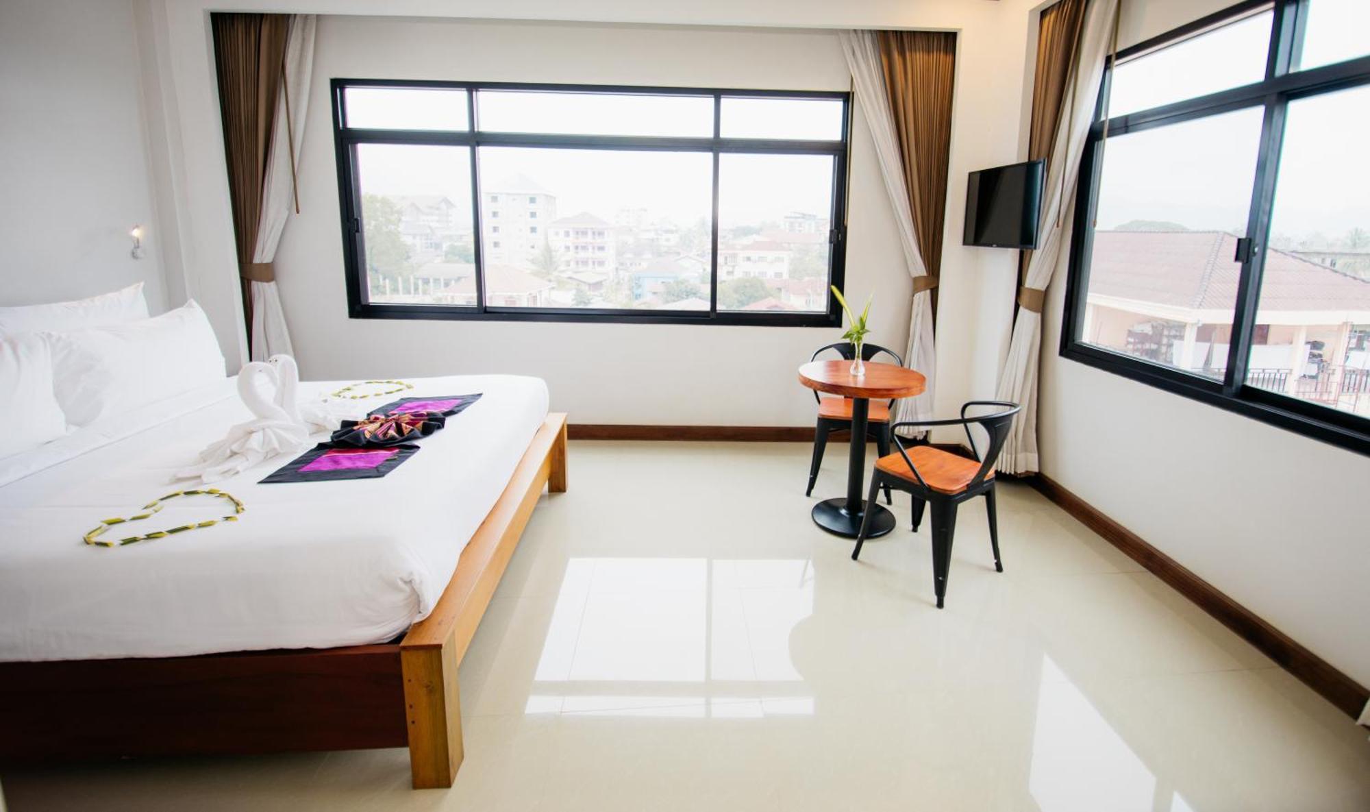 Sisombat Plaza Hotel Vang Vieng Exterior photo
