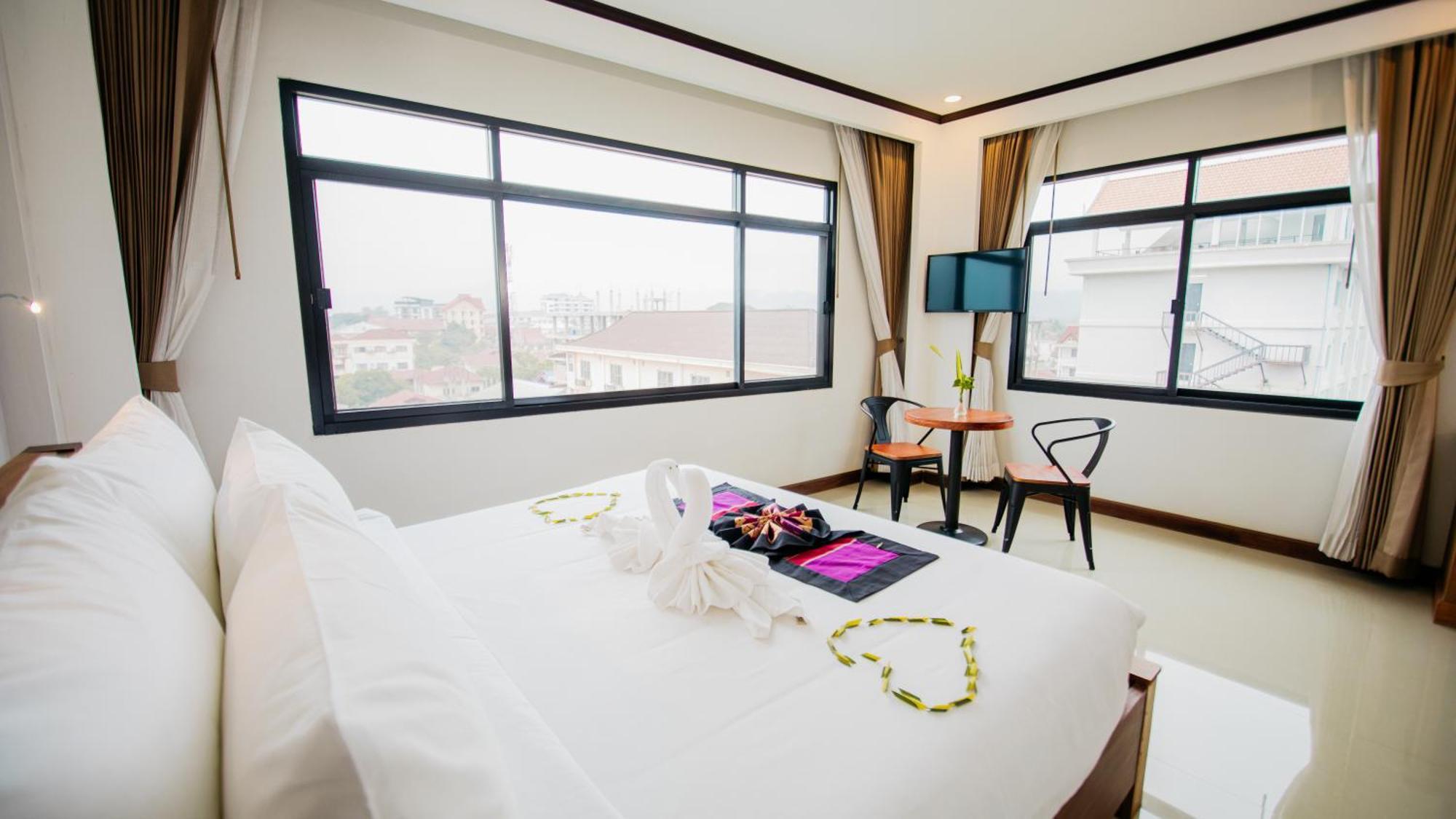 Sisombat Plaza Hotel Vang Vieng Exterior photo