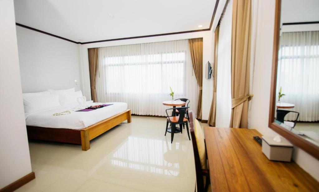 Sisombat Plaza Hotel Vang Vieng Exterior photo